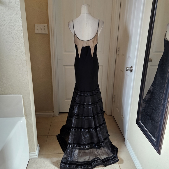 Max Azria Couture Black Illusion Mermaid Gown – Elegant Evening Statement - Picture 11 of 16